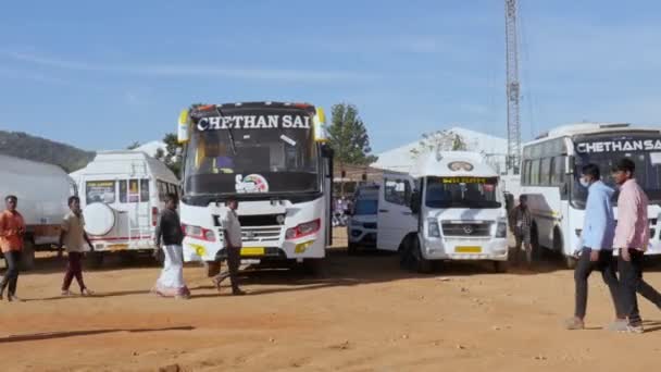 Чкабаллапур Индия Индия Солнечный День Центре Йоги Припарковались Автобусы Передвигались — стоковое видео