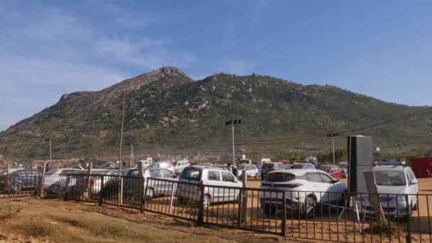 Chikkaballapur Índia Janeiro 2023 Vídeo Carros Estacionados Nos Campos Montanha — Vídeo de Stock
