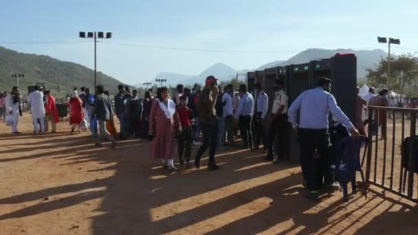 Chikkaballapur India January 2023 Video People Passing Metal Detectors Event — Stockvideo