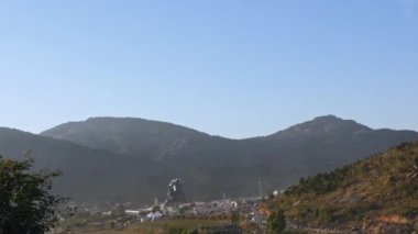 Uzaktaki Adiyogi Shiva Heykeli 'nin manzarası dağlarla çevrili ve isha Vakfı' nda büyük bir kalabalık var.
