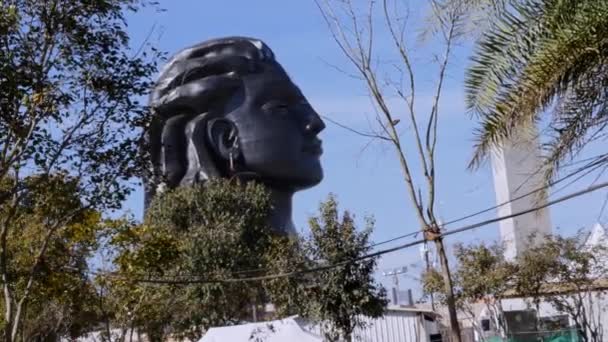 Boční Detailní Záběr Sochy Adiyogi Shiva Pod Modrou Oblohou Během — Stock video