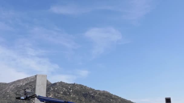 Ein Panoramablick Auf Die Adiyogi Shiva Statue Unter Blauem Himmel — Stockvideo