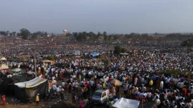 Vijayanagara, Hindistan-7 Şubat 2023: Hindu dini festivalleri için büyük bir kalabalığın panoramik görüntüsü. mail aralingeshwara karnika.karnikotsava (kehanet))