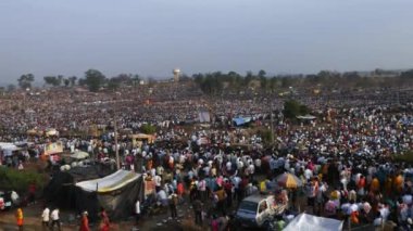 Vijayanagara, Hindistan-7 Şubat 2023: Hindu dini festivalinde toplanan büyük kalabalığa geniş bir bakış açısı. Mailaringeshwara karnika.karnikotsava (kehanet))