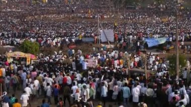Vijayanagara, Hindistan-7 Şubat 2023: Hindu dini festivalinde toplanan büyük kalabalığa geniş bir bakış açısı. Mailaringeshwara karnika.karnikotsava (kehanet))