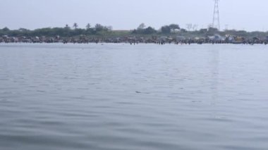 Büyük bir kalabalık, Karnataka, Mylara 'da düzenlenen Hint dini festivali sırasında büyük bir nehirde yıkanır.