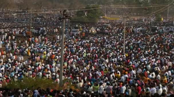 インド ヴィジャヤナガラ2023年2月7日 ヒンドゥ教の宗教祭のために大群衆が集まったパノラマビュー Mailaralingeshwara Karnika Karnikotsava — ストック動画