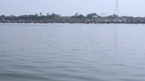 Große Menschenmengen Baden Einem Riesigen Fluss Während Des Hinduistischen Religiösen — Stockvideo
