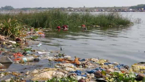 Ένα Κοντινό Πλάνο Ενός Ποταμού Γεμάτο Σκουπίδια Κατά Διάρκεια Μιας — Αρχείο Βίντεο