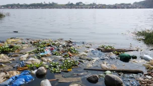 Detailní Záběr Odpadky Naplněnou Řeku Během Hinduistické Náboženské Události Mailaralingeshwara — Stock video