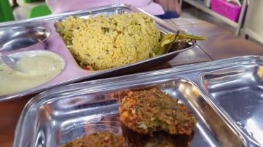 Sıcak metil pulao ya da çemen pilavı ile masala vada tabağı üzerinde servis edilir. Güney Hindistan kahvaltı tarifi metil pulao hindistan cevizi turşusu ve sambar ile servis edilir.