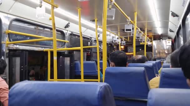インド バンガロール2022年6月24日 夜間バス内に座って乗客を待つ乗客の後ろ姿 — ストック動画