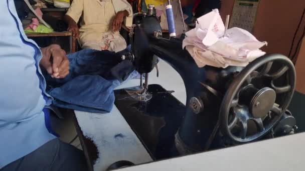 Sebuah Closeup Dari Penjahit India Menjahit Pakaian Pada Mesin Jahit — Stok Video
