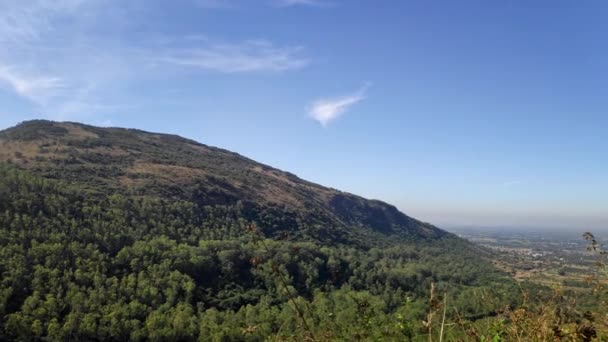 Panoramautsikt Över Ett Grönt Berg Med Träd Och Blå Himmel — Stockvideo