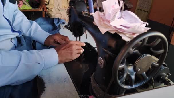 Closeup Indian Tailor Sewing Clothes Old Sewing Machine Shop — Stok video