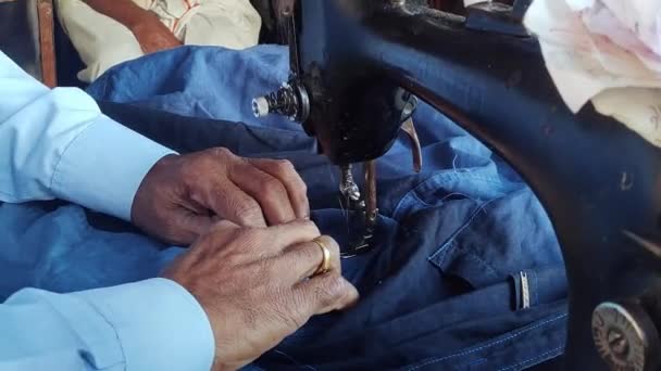 Close Alfaiate Indiano Costurando Roupas Uma Velha Máquina Costura Dentro — Vídeo de Stock