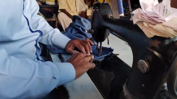 Ένα Κοντινό Πλάνο Ενός Ινδού Ράφτη Που Ράβει Ρούχα Μια — Αρχείο Βίντεο