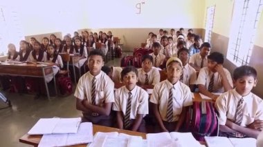 Kaiwara, Chikkaballapura, Hindistan-6 Ocak 2017: Öğretmen Karnataka 'da kırsal bir okulda öğretmenlik yaparken ön manzara öğrencileri sıralarda oturuyor