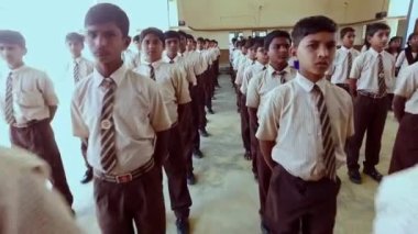 Kaiwara, Chikkaballapura, Hindistan-6 Ocak 2017: Erkek öğrenciler kırsal Karnataka okulunda sabah toplantısı için üniforma kuyruğunda bekliyorlar