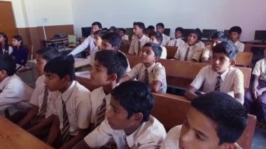 Kaiwara, Chikkaballapura, Hindistan-6 Ocak 2017: Karnataka kırsal okulunda ders dinleyen Hintli erkek öğrencilerin yakın çekimi