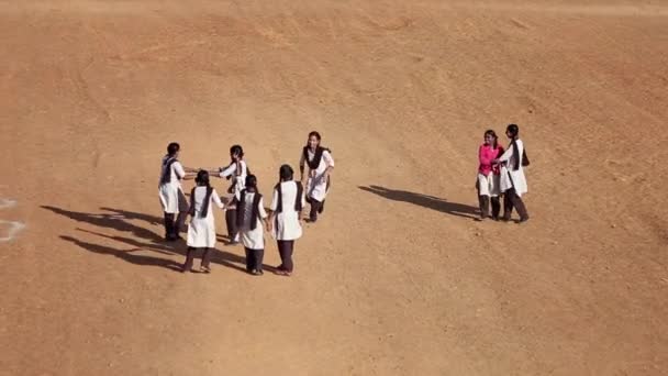印度奇卡巴拉普拉 开瓦拉 2017年1月5日 在这一天 快乐的女孩们在校园的操场上打牌 — 图库视频影像