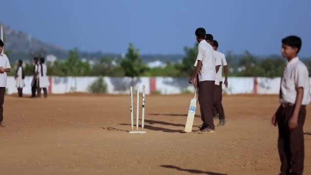 Kaiwara Chikkaballapura India January 2017 Closeup Boy Bowling While Playing — Vídeos de Stock