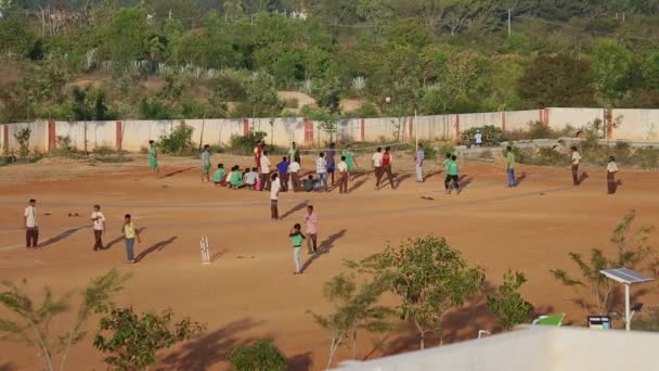 2017年1月6日インド チッカブラプラプラ州カイワラ 夕方の遊び場でクリケットやバレーボールをする男性学生の広い視野 — ストック動画