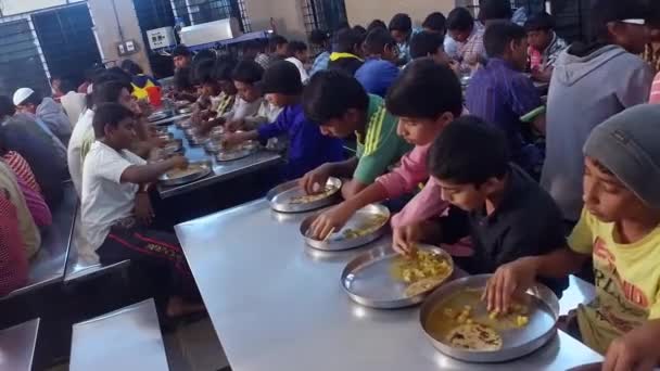 Kaiwara Chikkaballapura India January 2017 View Male Students Eating Food — Vídeo de stock