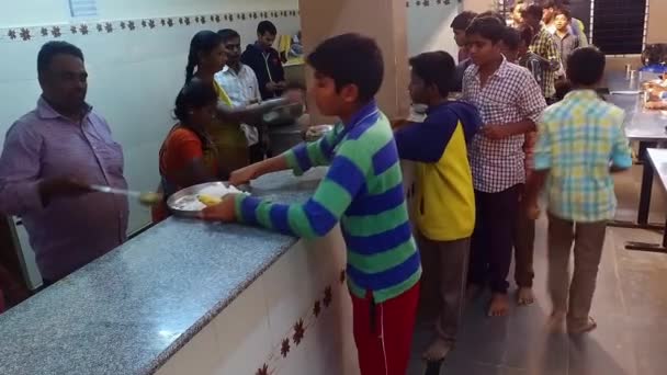 Kaiwara Chikkaballapura India January 2017 Closeup Meal Being Served Boys — Stockvideo