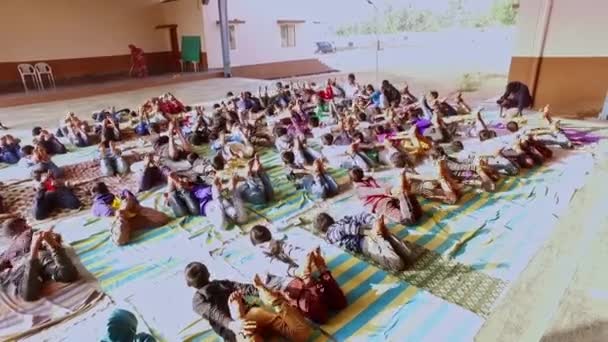 Kaiwara Chikkaballapura India January 2017 Group Male Students Practicing Yoga — Stockvideo