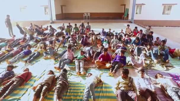 Kaiwara Chikkaballapura India 2017 무리의 학생들 시간에 강당에서 요가를 연습하는 — 비디오