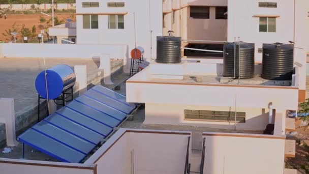 Pohled Solární Ohřívače Vody Instalované Ubytovně Studentů Venkovské Škole — Stock video