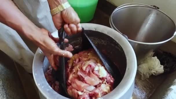 台所の中の銀の容器に捨てられたビニール袋から鶏の破片の閉鎖 — ストック動画