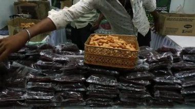 Bangalore, Hindistan-22 Ocak 2023: Bangalore 'daki uluslararası bir ticaret fuarında organik Fryums paketlerinin yakın çekimi