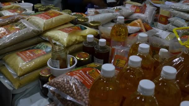 2023年1月22日 印度班加罗尔 在国际贸易展览会上展示的有机油和谷物的特写 — 图库视频影像