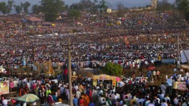 Vijayanagara, Hindistan-7 Şubat 2023: Hindu dini festivali sırasındaki kalabalık toplanmasına geniş bir bakış açısı Karacikotsava (kehanet), posta kutlaması