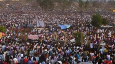 Vijayanagara, Hindistan-7 Şubat 2023: Hindu dini festivali sırasındaki kalabalık toplanmasına geniş bir bakış açısı Karacikotsava (kehanet), posta kutlaması