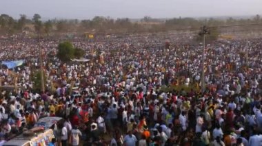 Vijayanagara, Hindistan-7 Şubat 2023: Hindu dini festivali sırasındaki kalabalık toplanmasına geniş bir bakış açısı Karacikotsava (kehanet), posta kutlaması