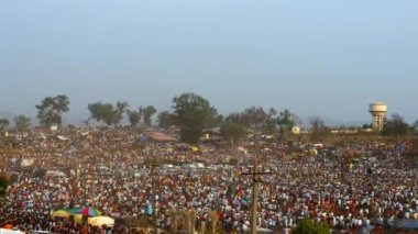 Vijayanagara, Hindistan-7 Şubat 2023: Hindu dini festivali sırasındaki kalabalık toplanmasına geniş bir bakış açısı Karacikotsava (kehanet), posta kutlaması