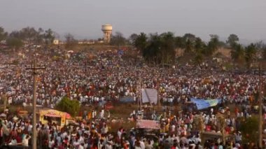 Vijayanagara, Hindistan-7 Şubat 2023: Hindu dini festivali sırasındaki kalabalık toplanmasına geniş bir bakış açısı Karacikotsava (kehanet), posta kutlaması