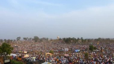 Vijayanagara, Hindistan-7 Şubat 2023: Hindu dini festivali sırasındaki kalabalık toplanmasına geniş bir bakış açısı Karacikotsava (kehanet), posta kutlaması