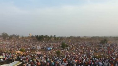 Vijayanagara, Hindistan-7 Şubat 2023: Hindu dini festivali sırasındaki kalabalık toplanmasına geniş bir bakış açısı Karacikotsava (kehanet), posta kutlaması