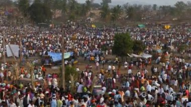 Vijayanagara, Hindistan-7 Şubat 2023: Hindu dini festivali sırasındaki kalabalık toplanmasına geniş bir bakış açısı Karacikotsava (kehanet), posta kutlaması