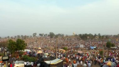 Vijayanagara, Hindistan-7 Şubat 2023: Büyük bir kalabalık Hindu dini etkinliği olan karnikotsava 'nın (kehanet) ardından kalabalık köy yollarında ilerliyor.