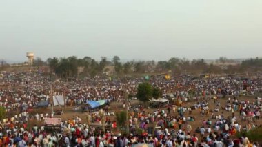 Vijayanagara, Hindistan-7 Şubat 2023: Büyük bir kalabalık Hindu dini etkinliği olan karnikotsava 'nın (kehanet) ardından kalabalık köy yollarında ilerliyor.