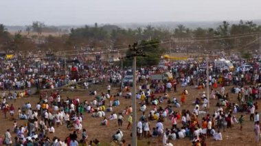 Vijayanagara, Hindistan-7 Şubat 2023: Hindu dini etkinliği sırasında dinlenen ya da tarlalarda hareket eden büyük bir kalabalık Karaikotsava (Kehanet), posta ve eshwara Karnika