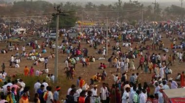 Vijayanagara, Hindistan-7 Şubat 2023: Büyük bir kalabalık Hindu dini etkinliği olan karnikotsava 'nın (kehanet) ardından kalabalık köy yollarında ilerliyor.