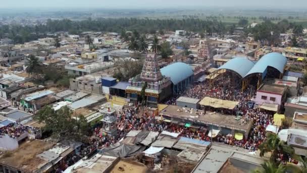 Widok Lotu Ptaka Ogromnego Tłumu Ludzi Zgromadzonych Świątyni Podczas Hinduskiego — Wideo stockowe