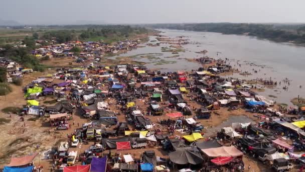 Aerial View Huge Crowd People Camped Riverbank Hindu Religious Festival — Stok video