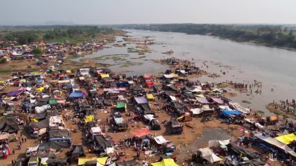 Aerial View Huge Crowd People Camped Riverbank Hindu Religious Festival — ストック動画